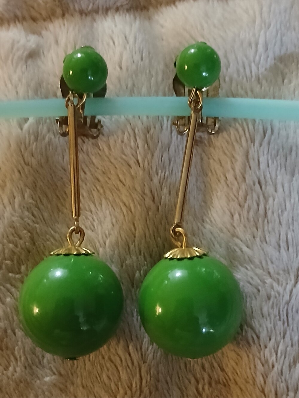 Vintage Vibrant Apple Green Ball Drop Earrings Clip On - Picture 6 of 10